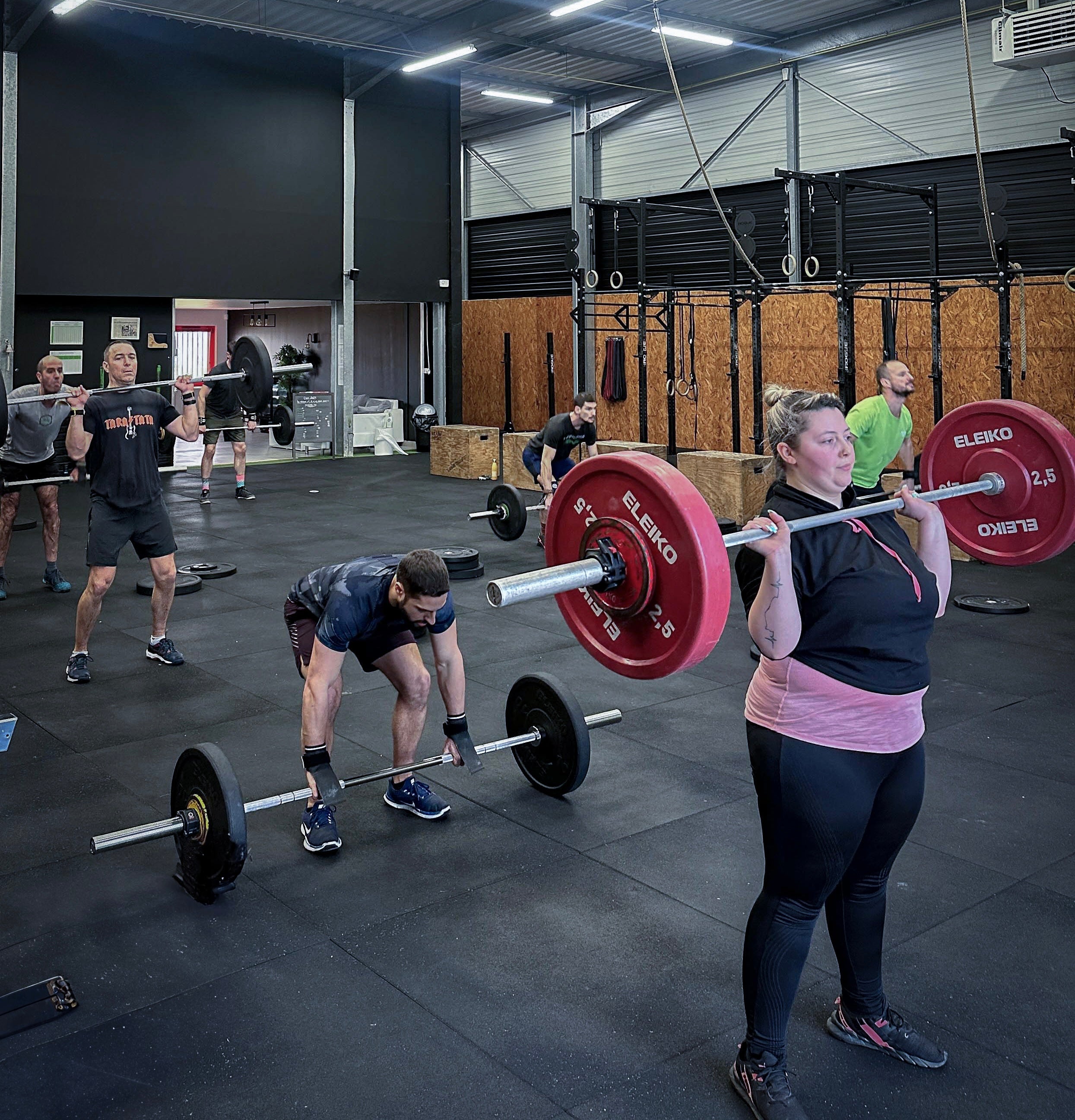 les Avantages Uniques des Entraînements Matinaux chez CrossFit Happiness